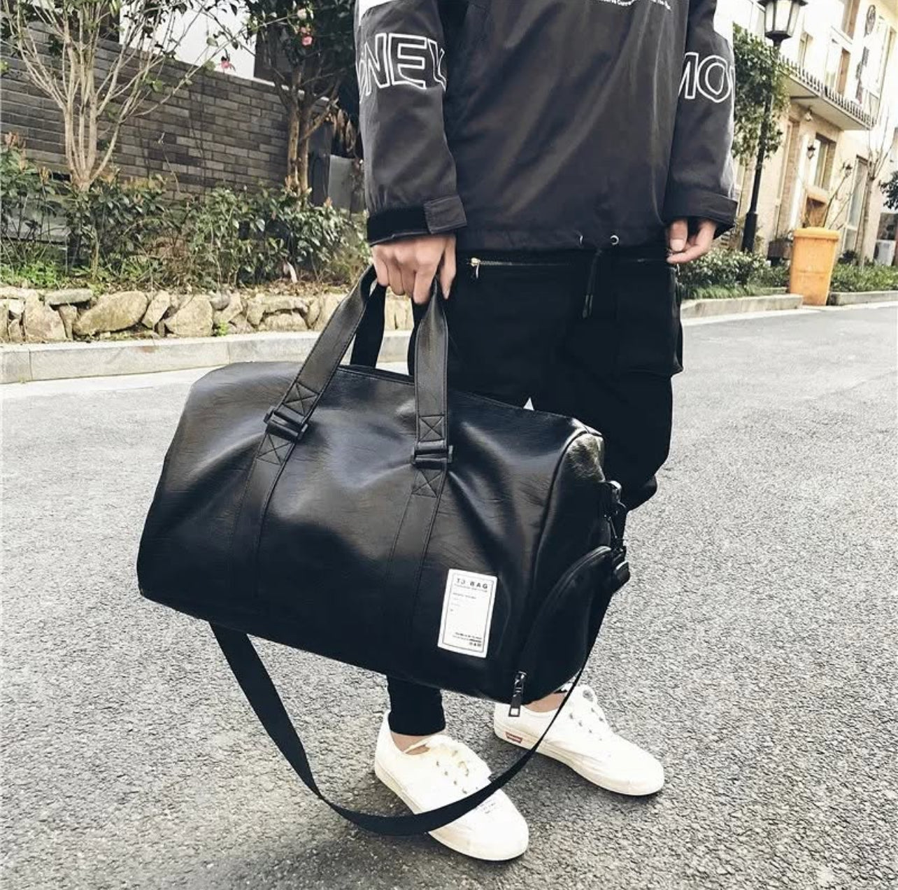 Pure leather Casual Bags. FREE DELIVERY WITHIN ACCRA. 🖍️Note that outside Accra is Payment before delivery. Respectfully don’t order if you are not ready to receive the package. Thank you.